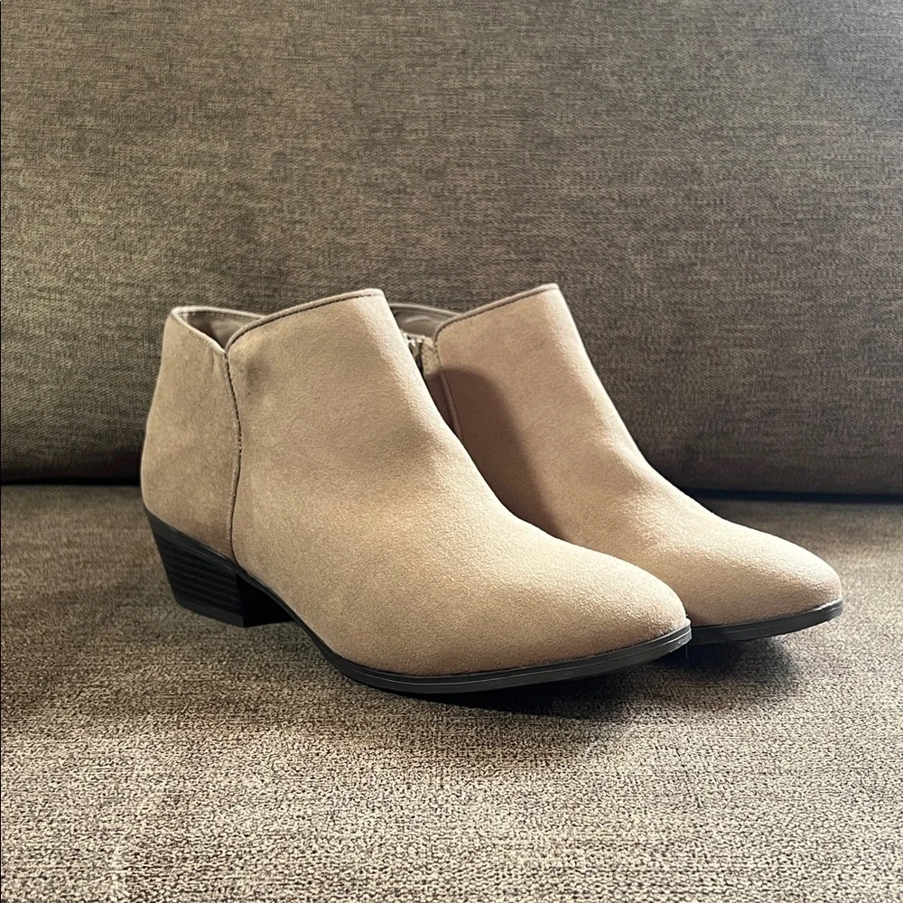 New Style & Co Wileyy Ankle Booties Women’s Size 8.5W in Light Taupe Micro